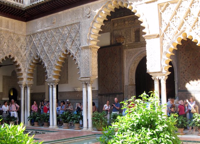Turistas en el Real Alcázar de Sevilla