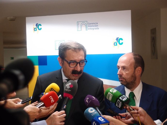 Consejero de Sanidad atiende a los medios    