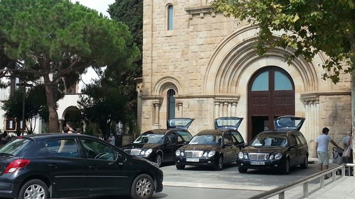 Funeral por la mujer y sus dos hijos asesinados por supareja de Castelldefels