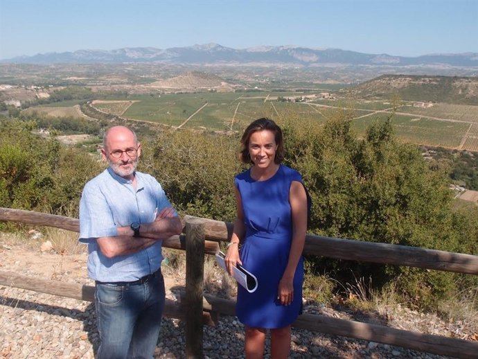 La alcaldesa junto a Jesús Ruiz Tutor en el mirador de El Cortijo