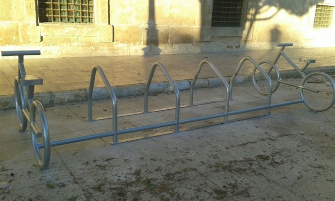 Medio Ambiente instala dos nuevos aparcabicis en la Glorieta y San Patricio 