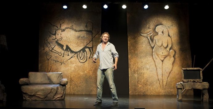 Nancho Novo en un momento de la representación de El Cavernícola