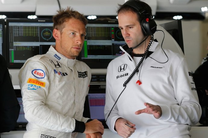 Jenson Button con miembros del equipo McLaren