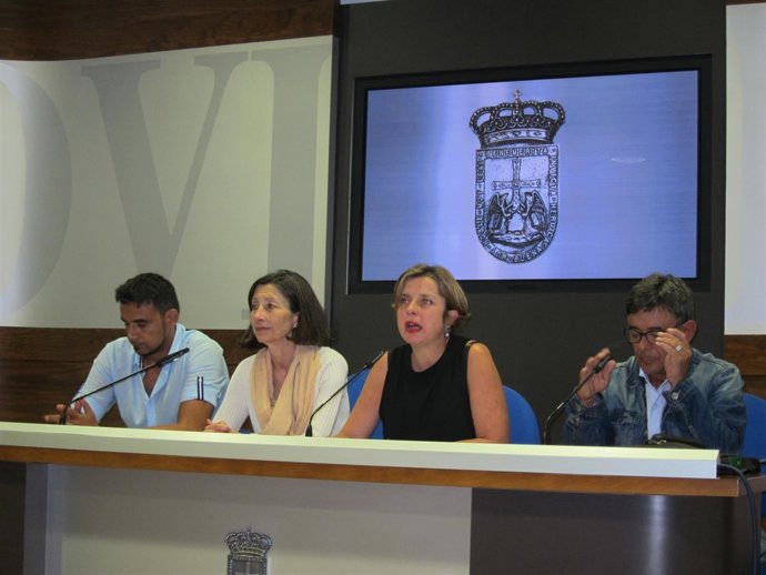 Ana Taboada (Somos) junto a Roberto Sánchez Ramos y Mercedes González