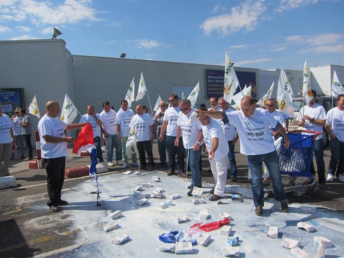 Ganaderos derramando leche y quemando la bandera de Francia