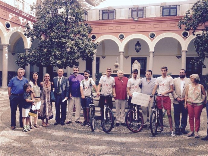 Recibimiento a los jóvenes ciclistas que han 'pedaleado' por la Vega.
