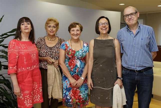 La consejera de Sanidad con la Plataforma por lo Público y sin recortes