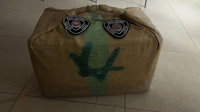 Aparece un bulto de hachís de más de 30 kilos en una playa de La Manga