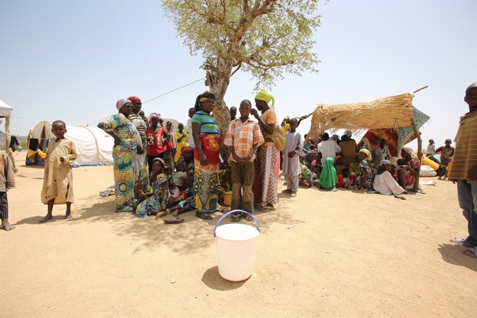 Refugiados nigerianos esperando a ser registrados en el campamento de Minawao.