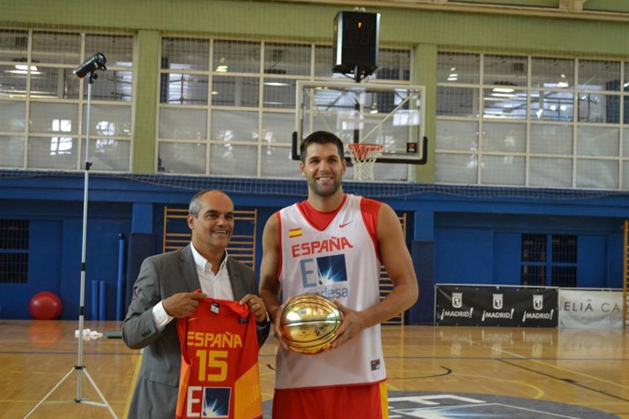 Felipe Reyes con el Consejero de Deportes de Madrid, Rafael van Grieken