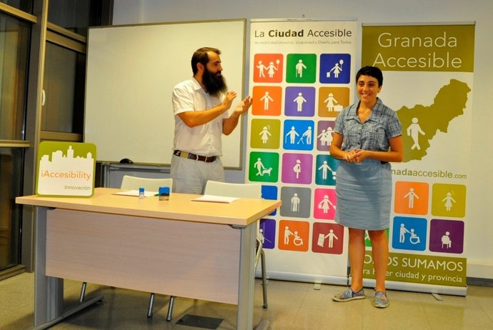 Momento de la salida de la anterior cabeza de la asociación  entrada del nuevo.