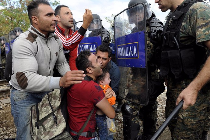 Control de la Policía de Macedonia ante la llegada masiva de refugiados
