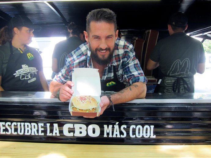 El chef vallisoletano Javier García Peña muestra su hamburguesa para McDonald's