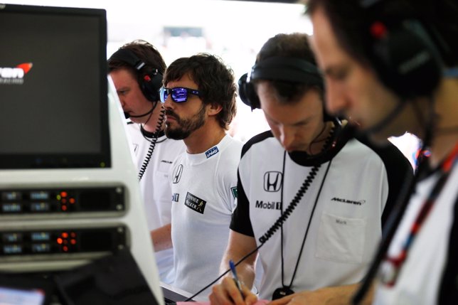 Fernando Alonso, con miembros del equipo McLaren