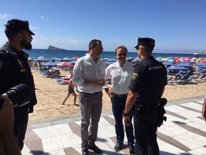 Moragues con policías en Benidorm 