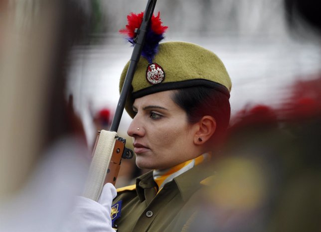 Una mujer policía en India