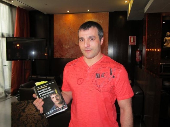 El ex etarra Iñaki Rekarte con su biografía