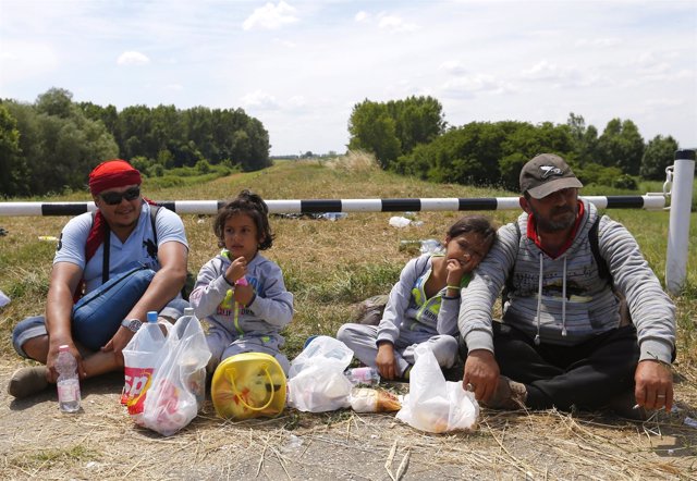 Inmigrantes sirios en la frontera entre Serbia y Hungría