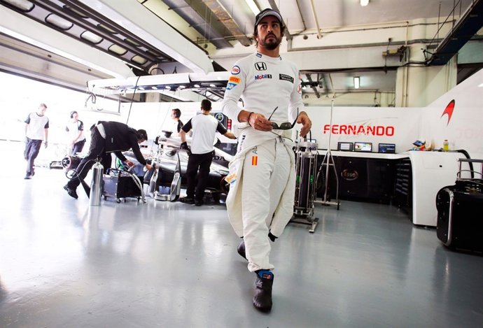 Fernando Alonso, con miembros del equipo McLaren