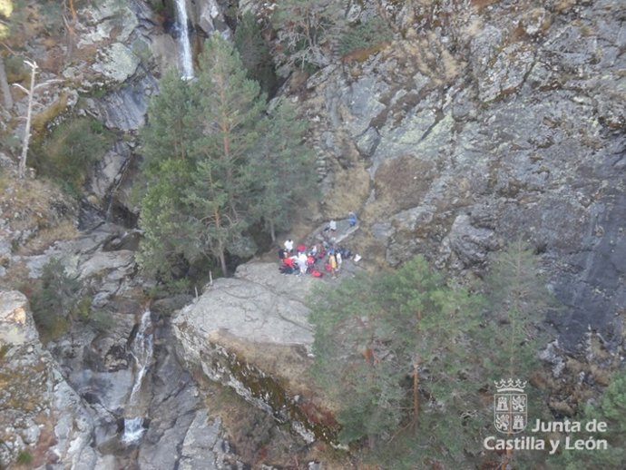Momento del rescate de los jóvenes en El Chorro