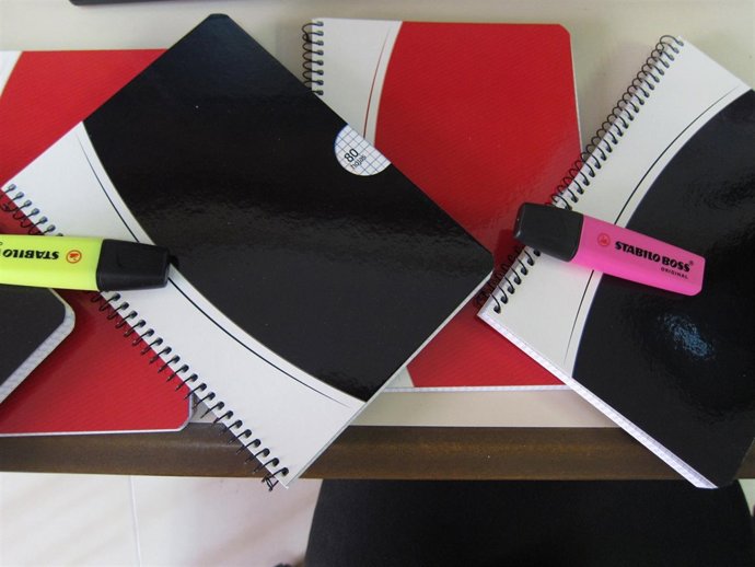 Material escolar, cuadernos, rotuladores