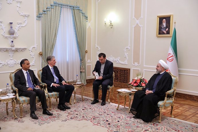 Hasán Rohani recibe en Irán al ministro británico Philip Hammond