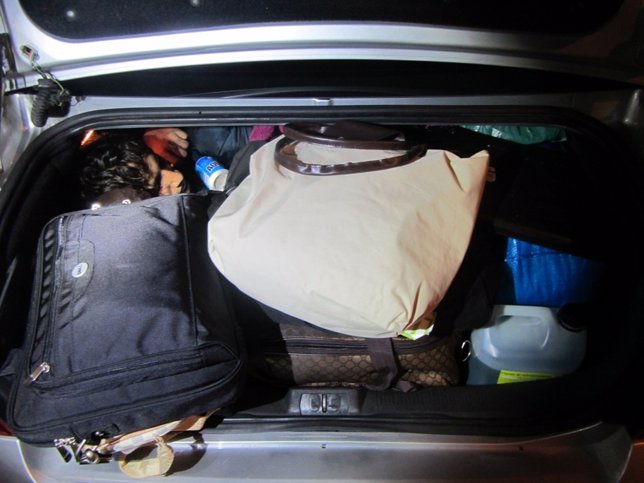 Inmigrante oculto entre maletas en Ceuta