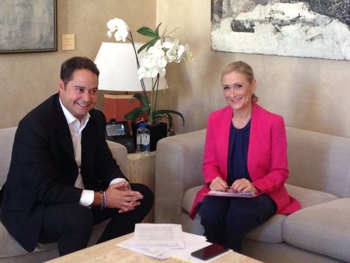 Cristina Cifuentes con el alcalde de Torrejón de Ardoz