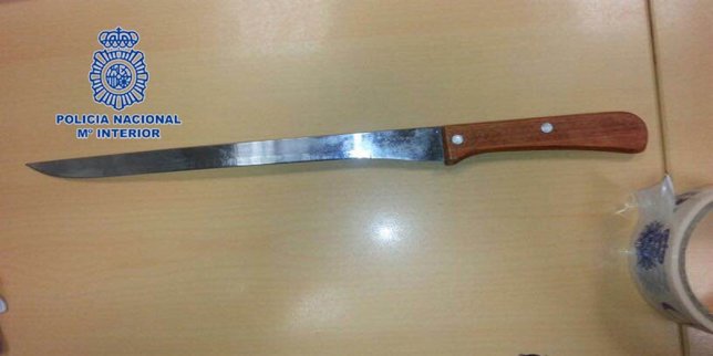 Cuchillo jamonero que exihibía el detenido a los viandantes