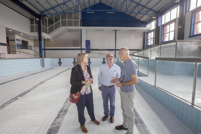 La alcaldesa y el concejal de Servicios Públicos en la piscina de La Vidriera