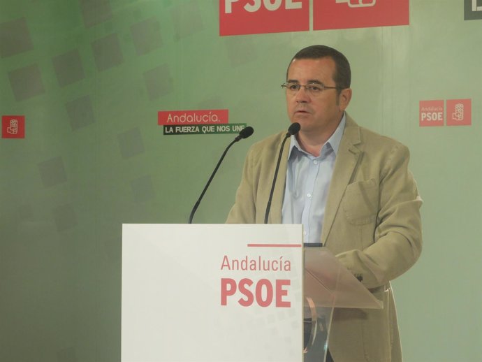 El socialista Miguel Castellano en rueda de prensa en Granada.