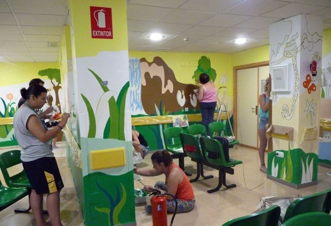 Un grupo de voluntarios da color a la selva en el Hospital Reina Sofía