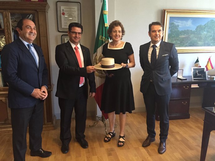 Pedro García con la embajadora de México
