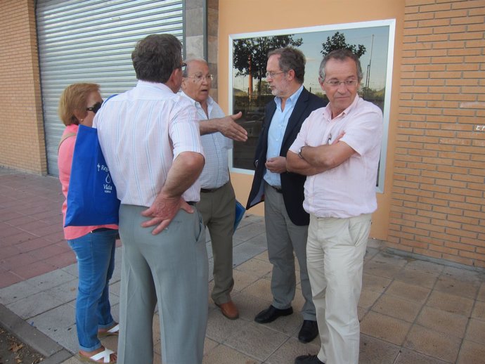 Manuel Saravia junto con vecinos del barrio de Buenos Aires