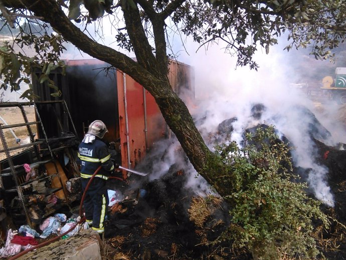 Incendio en un contenedor de paja de Tarifa