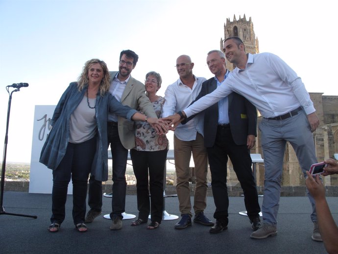 Romeva con los cinco primeros miembros de Junts pel sí por Lleida