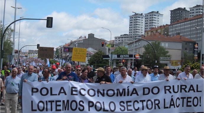Manifestación de miles de ganaderos en Santiago en defensa del sector lácteo