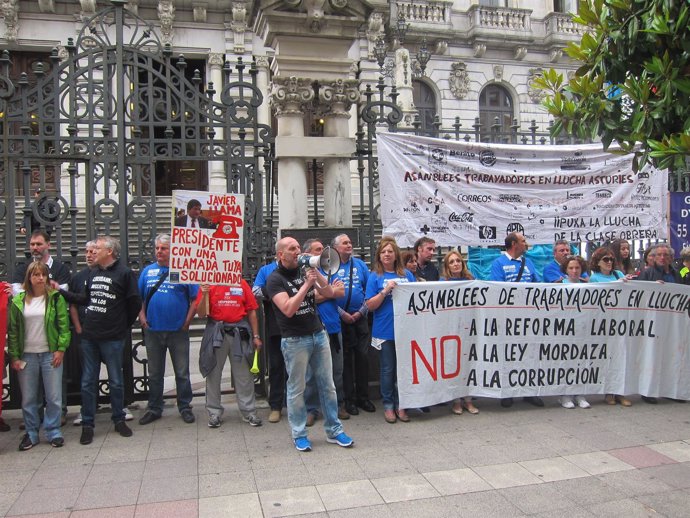 Trabajadores en Lucha protestando ante la Junta General.