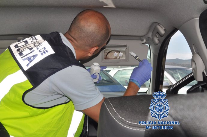 Policía Nacional inspecciona un vehículo
