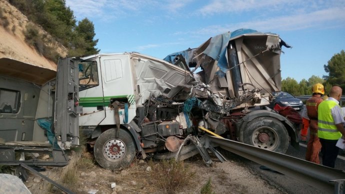 Accidente entre dos camiones en la A-3 en Villagordo del Cabriel
