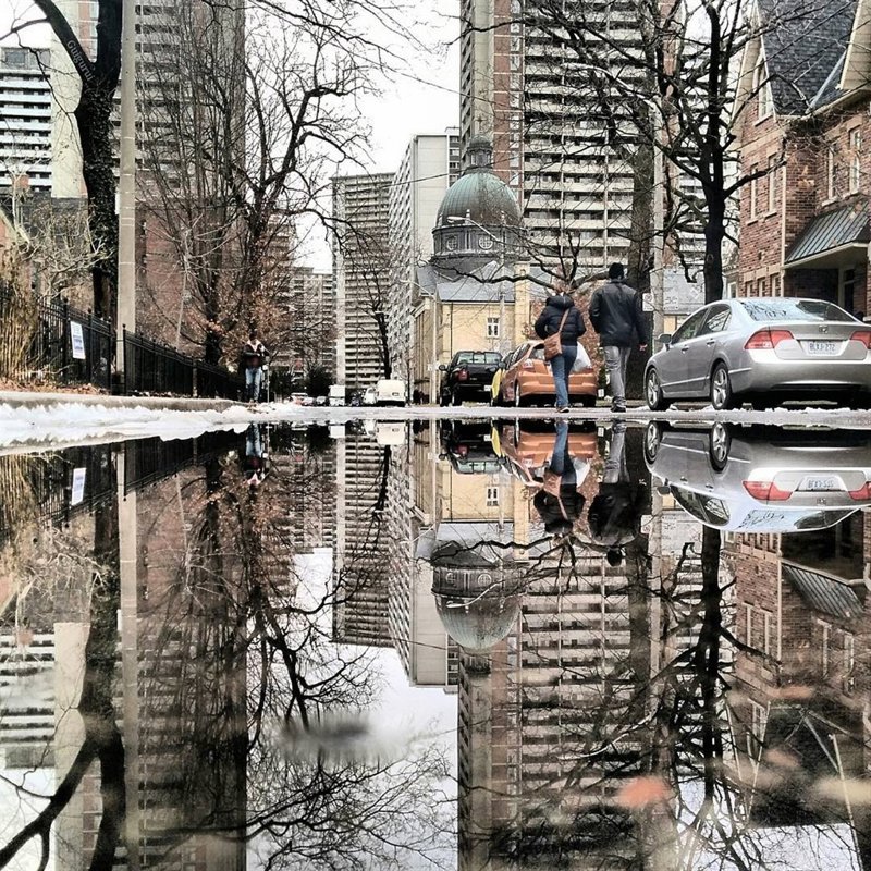 Fotograf a Con Su M vil El Mundo Reflejado En Los Charcos Y El 