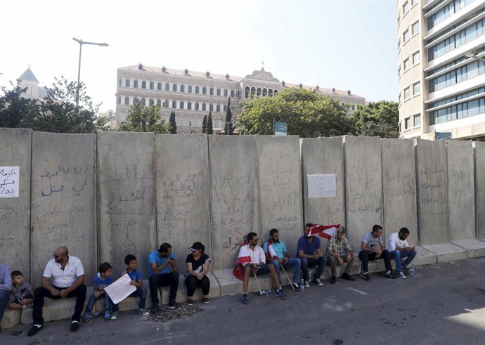 Manifestantes delante de muro de hormigón frente al Grand Sérail en Beirut