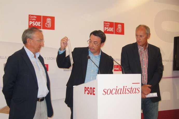 Pablos, arropado por Álvarez y Guerrero, explica las tasas universitarias