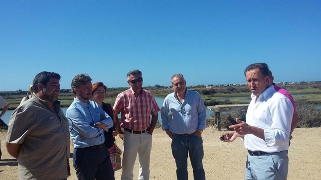 José Fiscal visitando las salinas de Chiclana
