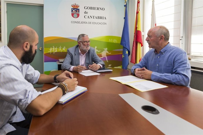 El consejero de Educación con el alcalde de Reinosa 