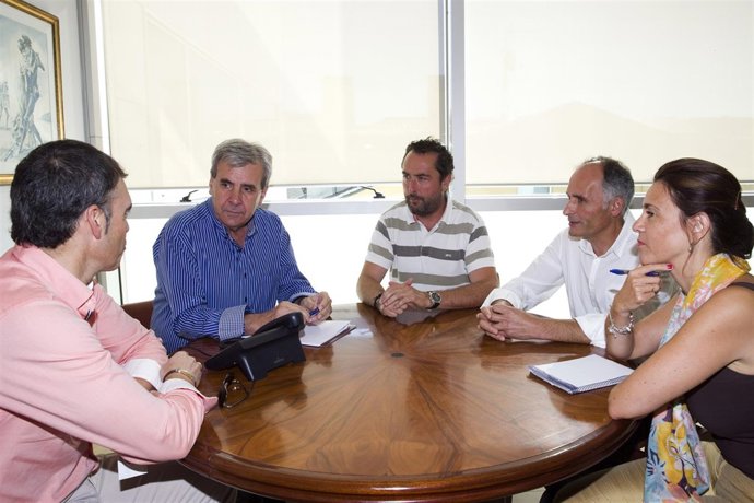 Rafael de la Sierra con miembros de la Asociación de Ayuntamientos Cántabros