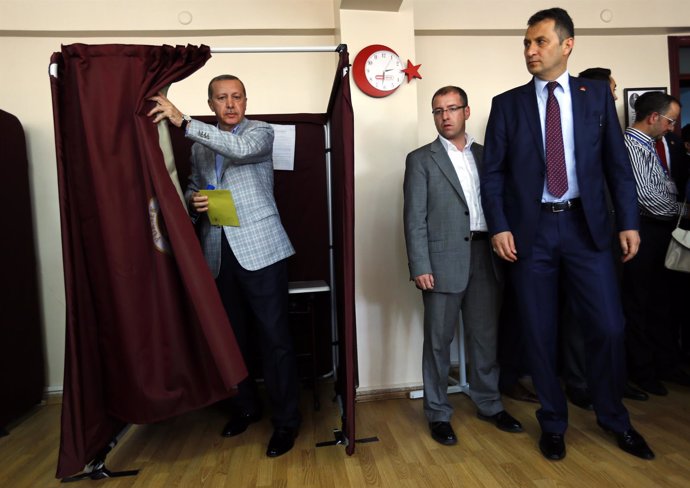 Erdogan vota en las elecciones parlamentarias del 7 de junio