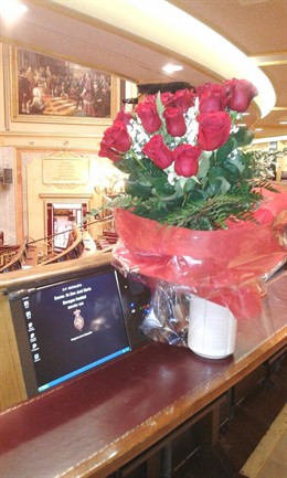 Una docena de rosas rojas en memoria de Txiki Benegas, en el que fuera su escaño