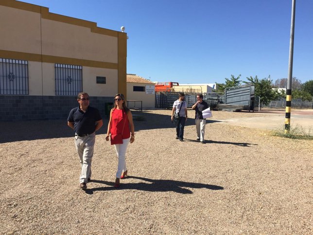 Castro y Reche visitan la adecuación del recinto dedicado al ganado.