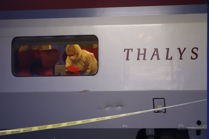 Investigadores examinando el tren Thalys donde se produjo un ataque